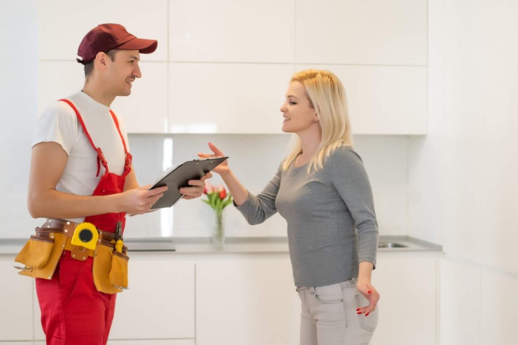 Emergency electrician in New York talking to a customer